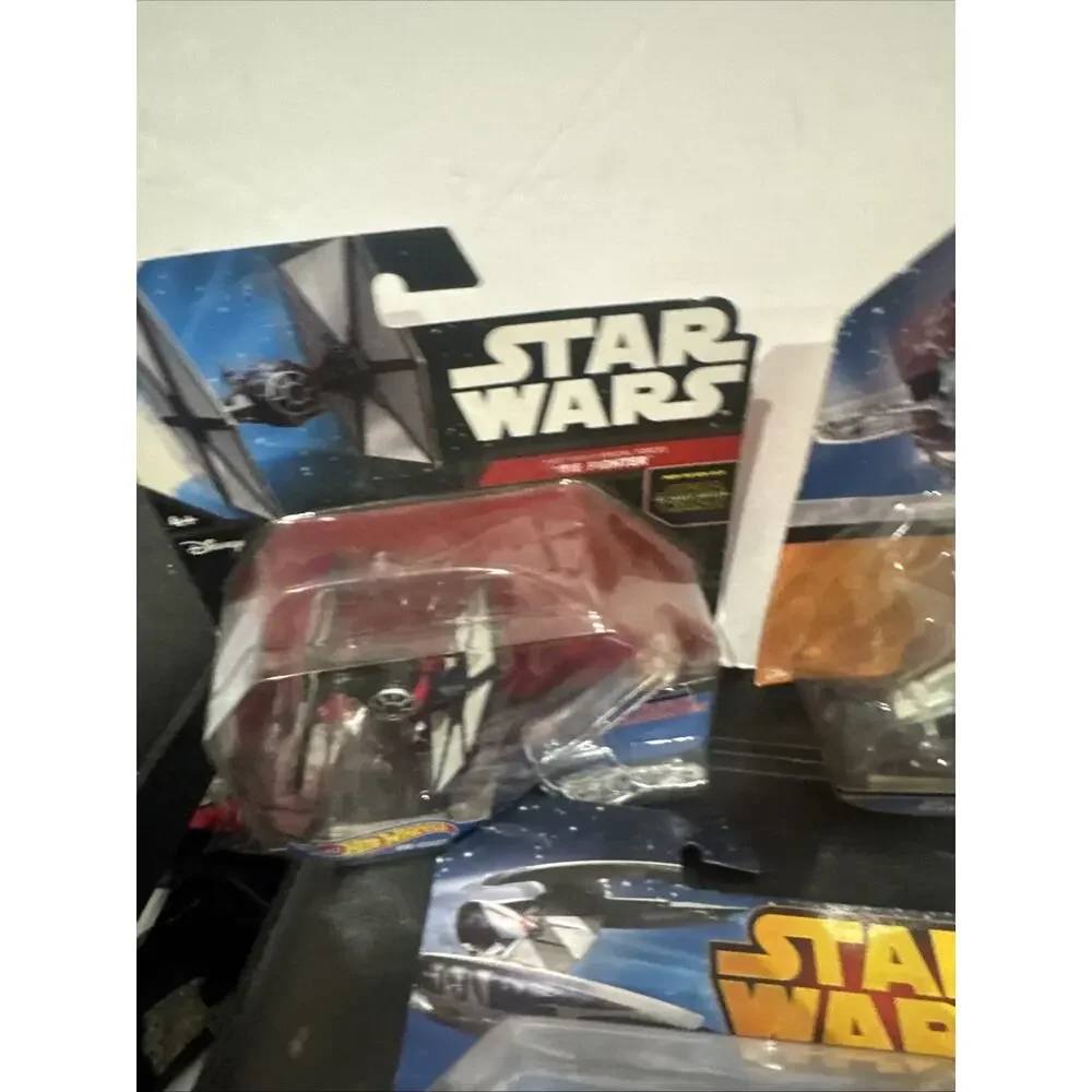 Lot of 8 Hot Wheels Star Wars Die-Cast Vehicles New in Package